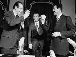 [Chirac und Saddam begießen den Atom-Deal]
