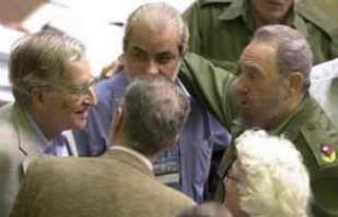 [Chomsky bei seinem Freund Fidel Castro]