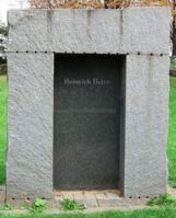 [der wunderschöne neue Gedenkklotz auf Heinrich Heine vor dem Aufgang zum Alten Zoll in Bonn]