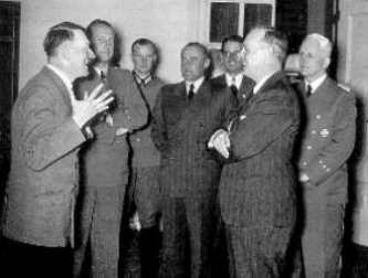[24. August 1939: ein begeisterter Hitler empfängt Ribbentrop und Weizsäcker zur Feier des Nichtangriffspakts]