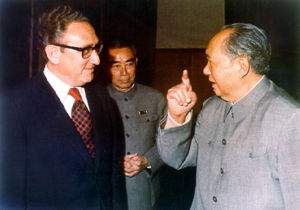 [Kissinger mit dem Massenmrder Mao Tse-tung]