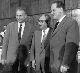 [Wehner (rechts) neben seinen Parteigenossen Knöringen (links) und 
Ollenhauer (mitte)]