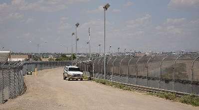 [Bisher nur durch einen schwachen Zaun geschützt: die US-mexikanische Grenze bei El Paso]