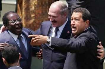 [Lukaschenka mit seinen Freunden Mugabe und Chavez]