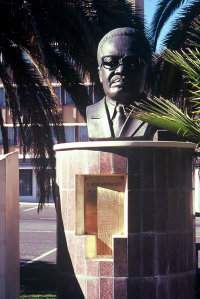 [Denkmal für Neto in Windhoek]