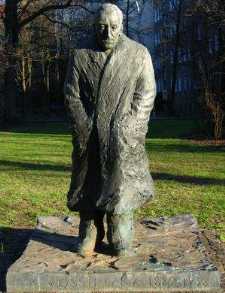 [Ossietzky-Denkmal in Berlin]
