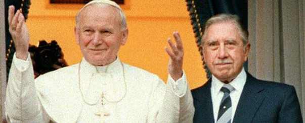 [Pinochet mit Papst Joannes Paulus II]