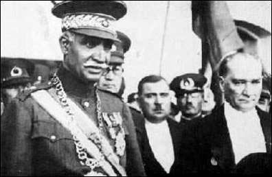 [Riza Pahläwi (links) mit Kemal Atatürk (rechts)]