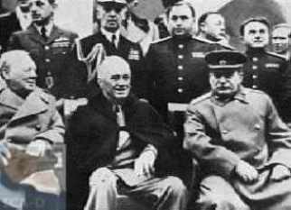 [Stalin mit Roosevelt und Churchill auf der Konferenz von Jalta]