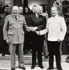 [Stalin mit Truman und Churchill auf der Konferenz von Potsdam]