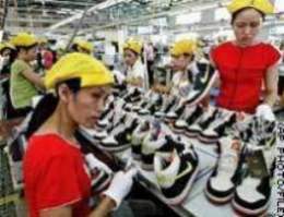 [halbverhungerte Arbeiterinnen fertigen Nike-Schuhe]