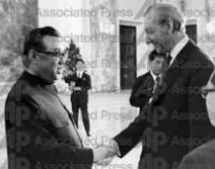 [Waldheim mit seinem Freund Kim Il-sung]