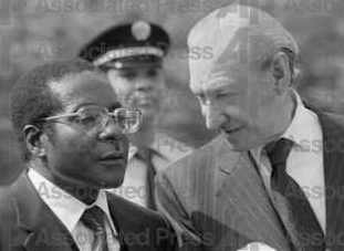 [Waldheim mit seinem Freund Mugabe]