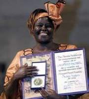 [Wangari Muta Maathai mit dem Friedensnobelpreis 2004]