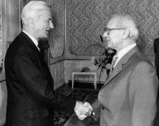 [Eine Hand wscht die andere: Weizscker und Honecker 1983 in Ost-Berlin]